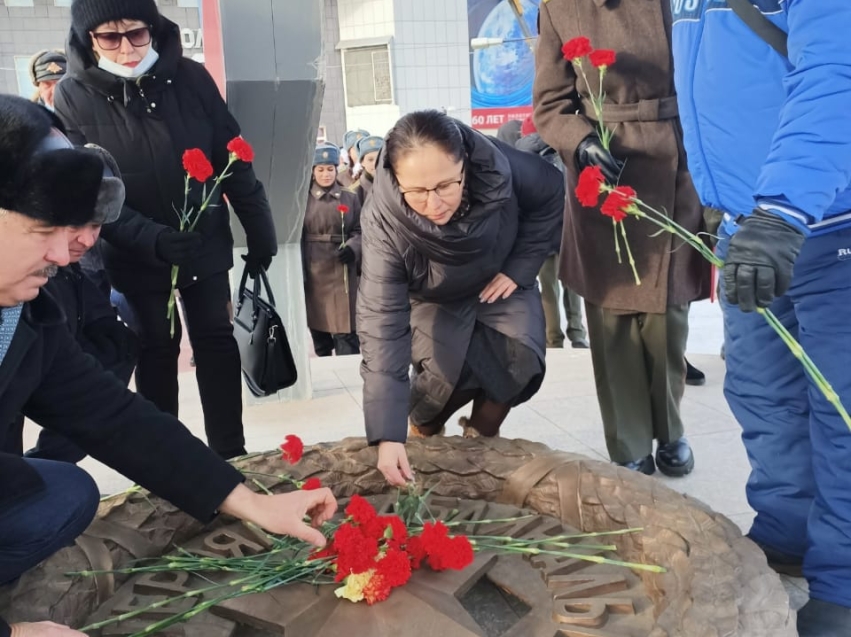 В Чите в День Героев Отечества возложили цветы к памятнику забайкальцев, погибших  при исполнении служебного долга